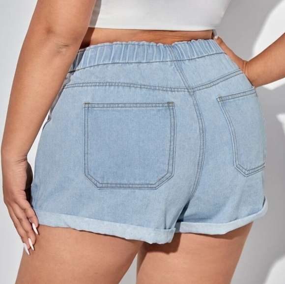 SHEIN Curve Slant Pocket Roll Hem Denim Shorts - Picture 2 of 5